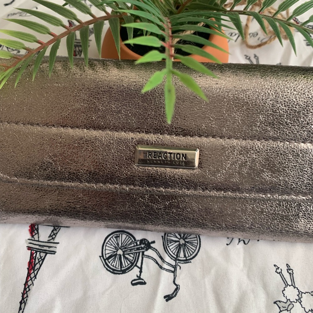 🎟️3x$10🎟️Kenneth Cole Reaction silver /copper colored wallet.